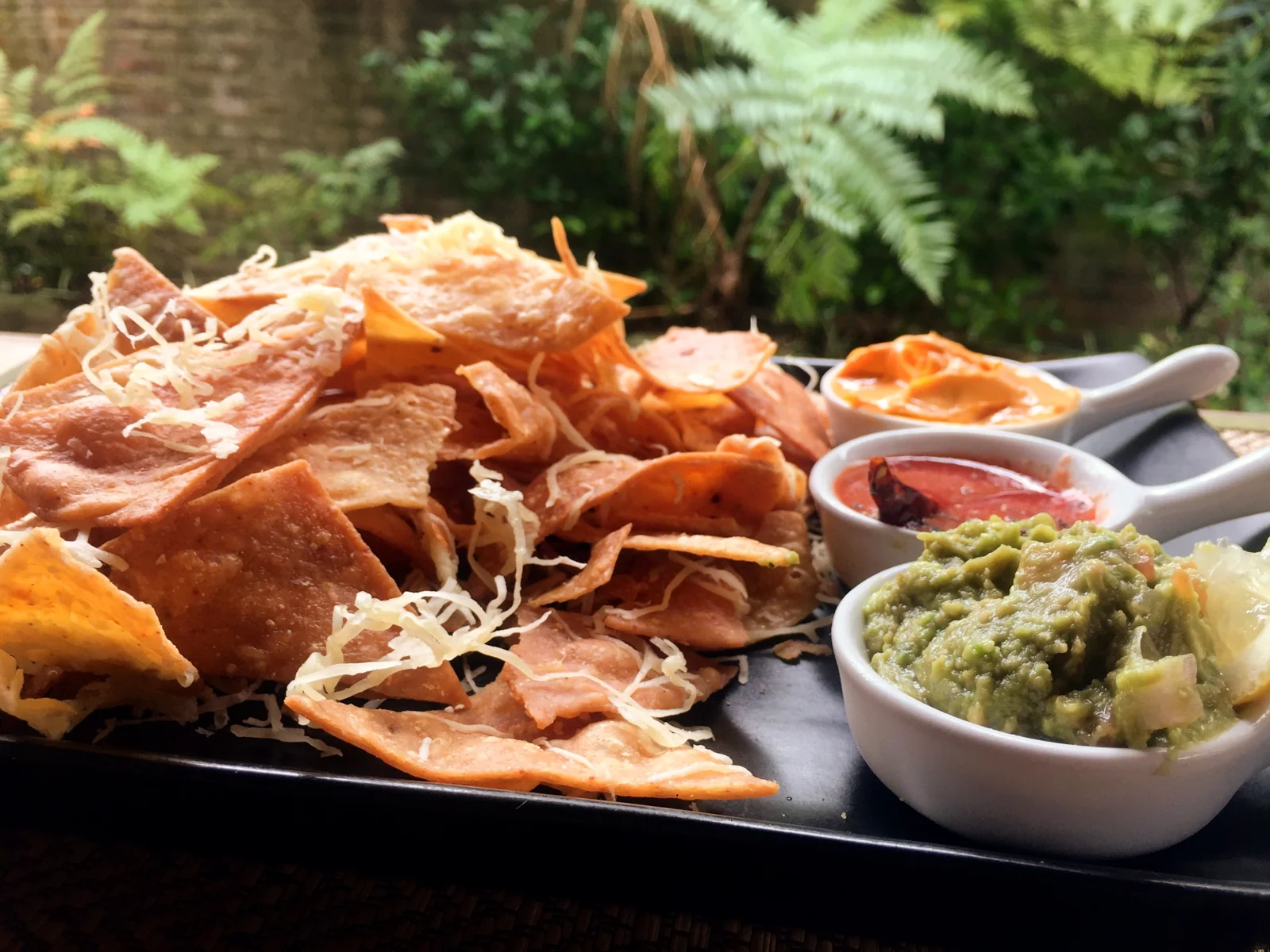 Nachos caseros de Chimichangas con salsas
